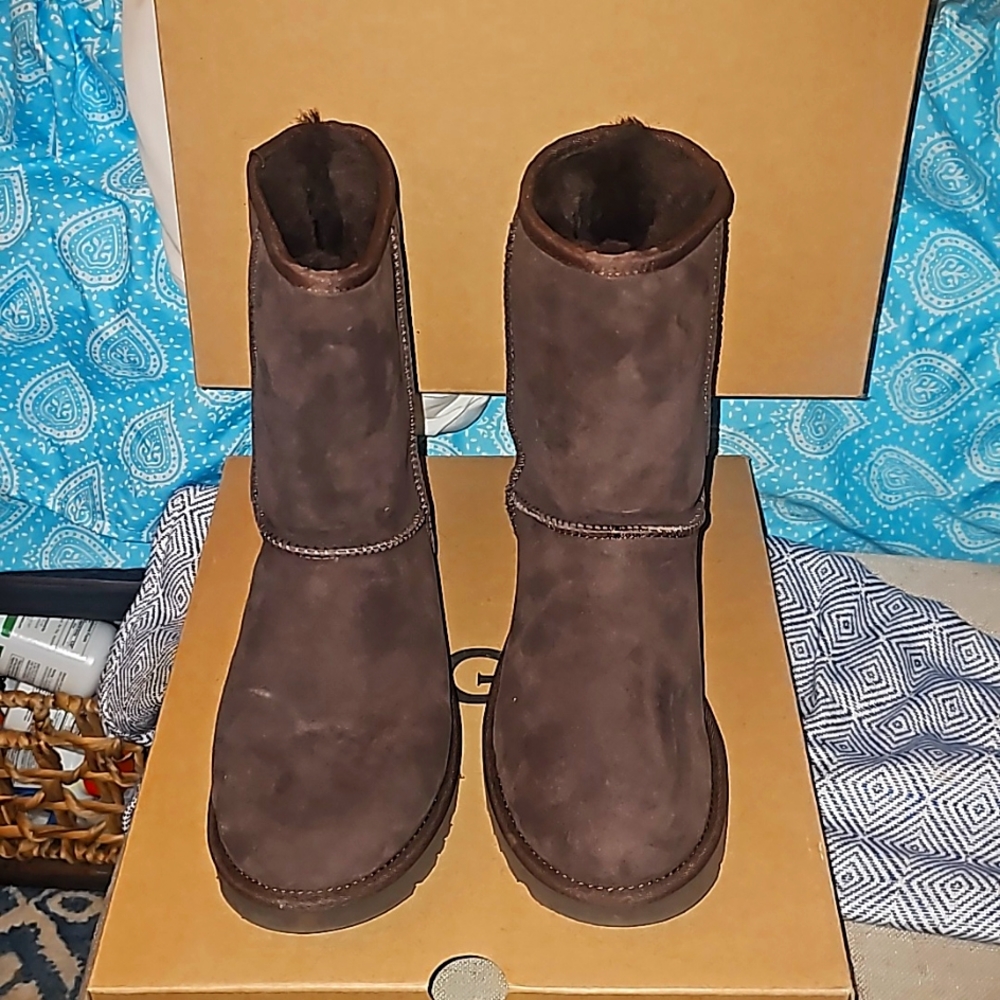 Women's UGG boots worn once. Size 7. Brown. Like new.